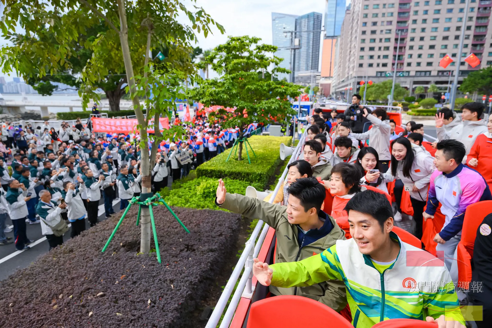 5 運動員在開蓬巴士上為沿途參與者打氣.jpg